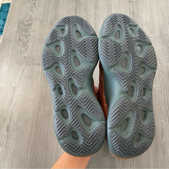 adidas Yeezy 700 V3 GY4109 Copper Fade size 10.5 NWT - Picture 11 of 12